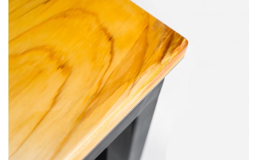 木目の美しい最高級尾鷲ヒノキの無垢板を２枚使用。
※全て一点ものの為、色味・木目・板の形状は作品によって異なります。
