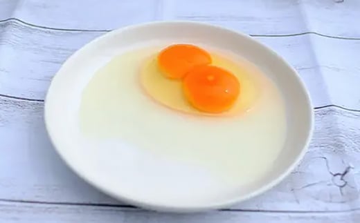 卵を割ってみるとぷっくりとした黄色い黄身が！！
箸で黄身を割ってみるとさらに濃い黄色が！！