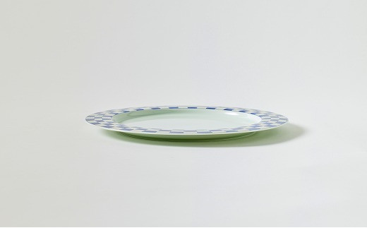こちらは同サイズの柄違いのお皿です。お届けは麻の葉紋のお皿です。