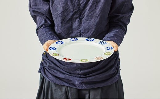 こちらは同サイズの柄違いのお皿です。お届けは市松柄のお皿です。