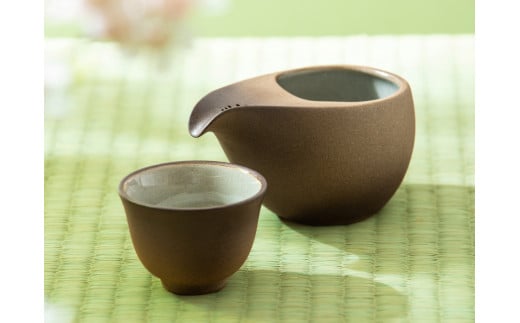 萬古焼（ばんこやき）】玉露、かぶせ茶、高級茶葉をより美味しく愉しむ茶器。和洋のインテリアを選ばないモダンデザイン。ひとしずく（急須と煎茶碗）セット  藤総製陶所 - 三重県四日市市｜ふるさとチョイス - ふるさと納税サイト