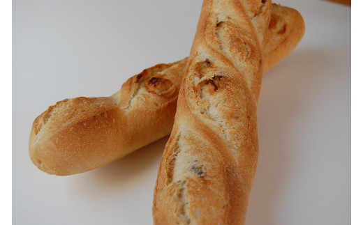 ●アンチョビのミニバゲット　フランス産小麦入りのパンです。アンチョビの塩気と旨味がクセになるパンは、ワインにやビールにピッタリ。