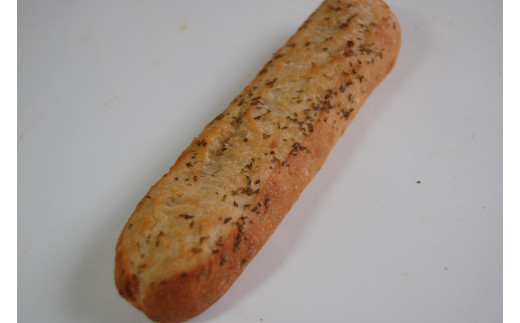 ●ガーリックフランス　ガーリックバターの香りと味が堪能できるパン。香りだけで食欲が上がります。