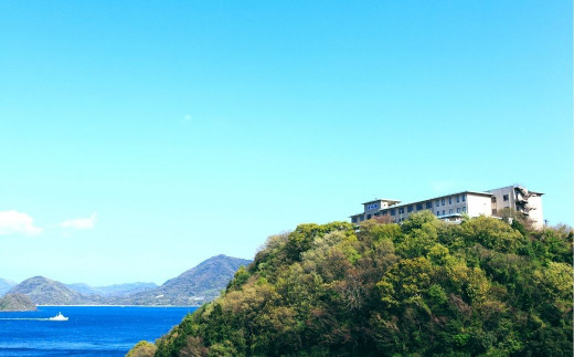 海に囲まれた大崎上島の、南の岬の丘の上。瀬戸内の多島美を目の前に望む絶好のロケーションに『ホテル清風館』はあります。