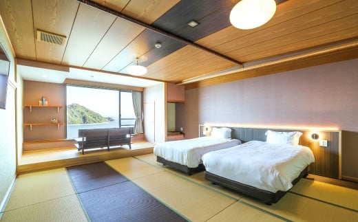 和風のツインベッドのお部屋で、ゆったりとくつろげる空間が用意されています。