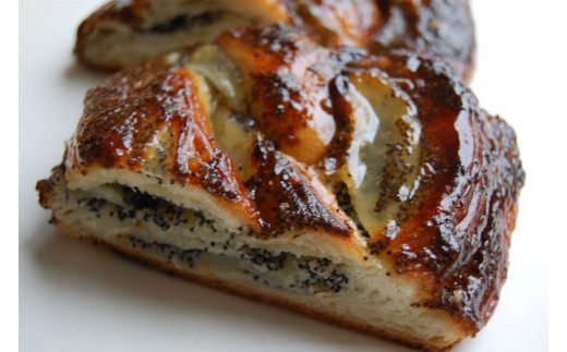 ●モーンゲベック　ドイツ伝統の菓子パンです。デニッシュ生地の中にケシの実クリームとスライスした洋梨を生地に巻き込み焼き上げます。