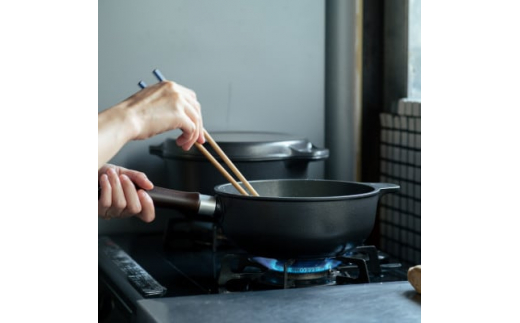 日本製 無水調理ができる鋳物鍋「味わい鍋」片手20cm【1137358 ...
