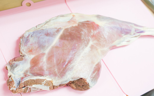 ジビエ料理店で提供している鹿肉の一部をペットフード用に加工。
鮮度と品質が自慢！