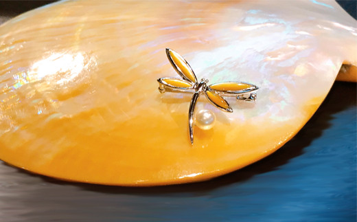 羽根部分は真珠の母貝である蝶貝（ゴールドリップ）を使用