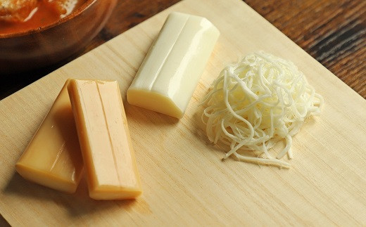 自社牧場の搾りたての生乳から手作りするモッツァレラチーズを、気軽に、いろんな料理で楽しんでいただけるように開発した商品です。