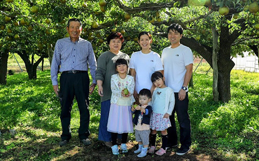 生産者の佐藤大祐さん（後列右端）とご家族