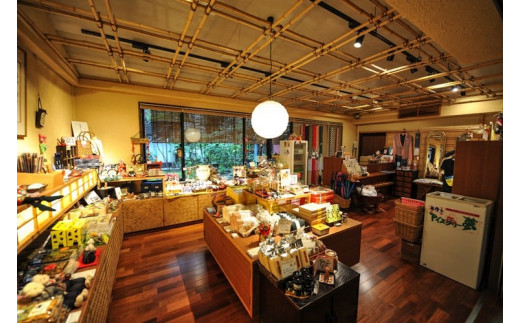 黒川荘オリジナルの商品や、阿蘇・南小国町のお土産も数多く取り揃えた売店