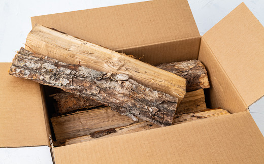 北国で育った上質なナラの薪は、密度が高く、火持ちがよいのが特徴。