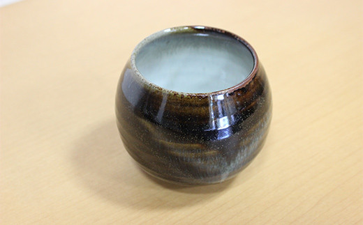 まぁるいフォルムが手に収まりやすい、使いやすいカップです。釉薬の流れによる芸術的なデザイン