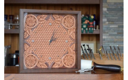 皮革工芸品 革の壁掛・置き時計 レザーカービング　【インテリア】