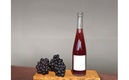 発泡性ワイン「Unnatural(アンナチュラル)」。色付きの淡いサンジョヴェーゼを使用し短期間で醸したフレッシュワイン。