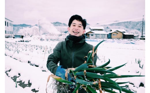 朝来市は兵庫県の北部、但馬エリアの一番南に位置する小さな農村地帯です。寒暖差が激しい中で育つ野菜たちの味は格別です。