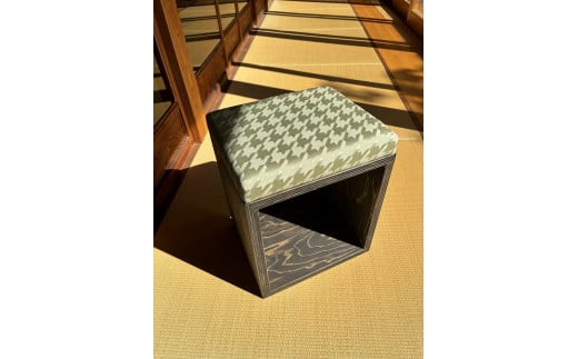 UA Stool【丹後ちりめん】の魅力を際立たせるスツール ＜萌葱千鳥＞　椅子 チェア 家具 インテリア ちりめん ふるさと納税 スツール  おしゃれ テキスタイル ふるさと納税限定 カジュアル スツール椅子 シンプル 合板 木製　AF00003