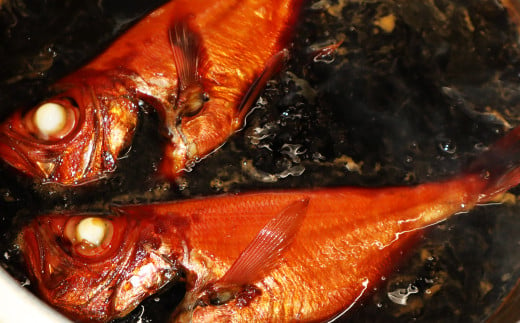 締まった身に程よく脂がのった新鮮な金目鯛を丸ごと特製の醤油ダレで煮付けます。