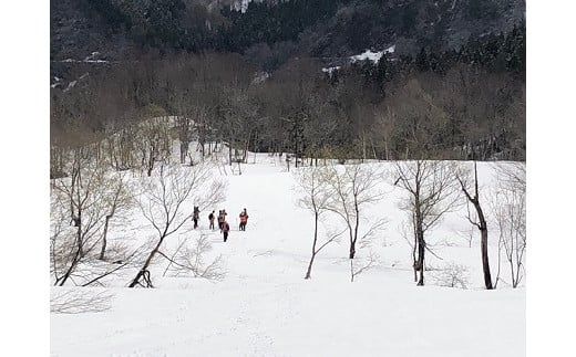 雪道を歩くまたぎツアー