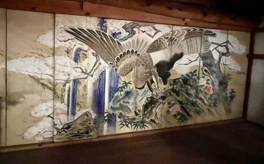 土蔵２階に保存されている襖絵。近くにあった熊野神社に併設されていた歌舞伎舞台で使っていたもの。