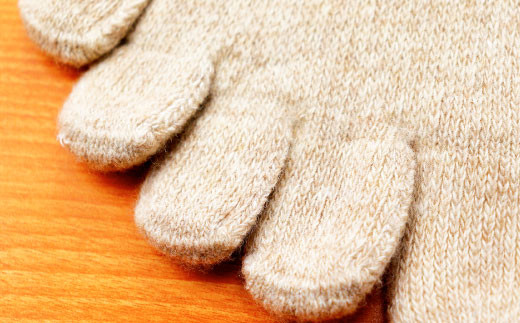 指の間だけにシルクの糸を編み込みました。
シルク糸の働きで、より指の間にかく汗のムレを軽減できます。