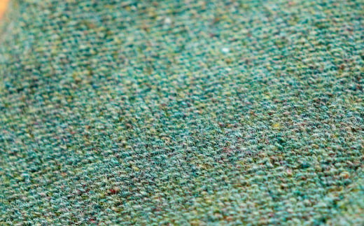 太く柔らかい紡毛糸を使用。ウールの性質を極限まで引き出して作った、暖かいソックスです。フリーサイズ、足が広々するソックスです。