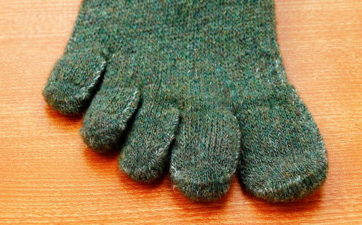 指の間だけにシルクの糸を編み込みました。
シルク糸の働きで、より指の間にかく汗のムレを軽減できます。