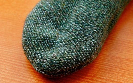 つまさき部分にシルクの糸を編み込みました。シルク糸の働きで、ムレを軽減できます。