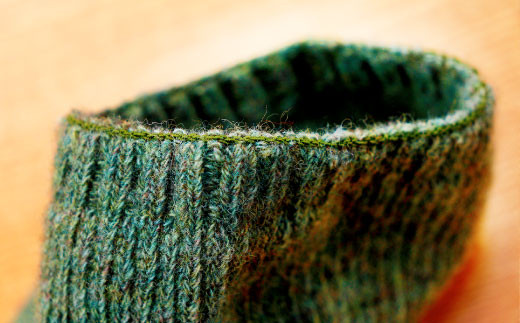 総丈部分に特殊製法の編み方を採用し、締め付けがなく履き心地の良いソックスです。