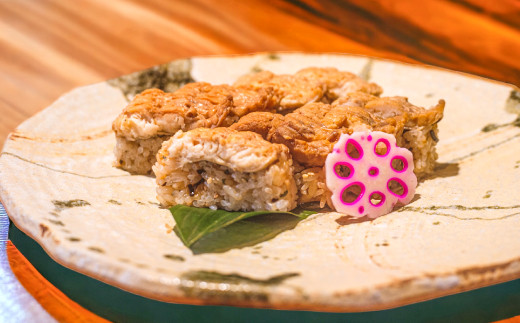 煮穴子棒寿司は、日本海で獲れるオロチアナゴを贅沢に使用。加えて、シャリに昆布を混ぜ込むことで、旨味がグッと引き立ちます。