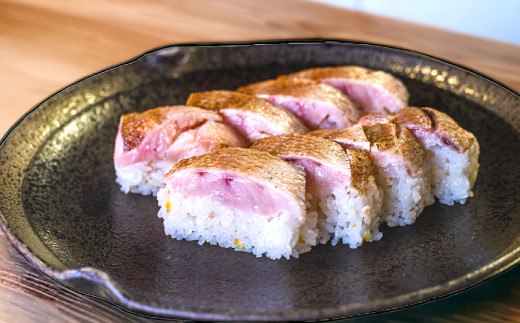 網元の手により、最高の海の幸を選りすぐって作られた「のどぐろ棒寿司」