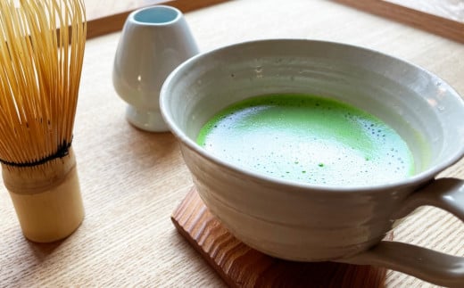 日本茶鑑定士監修の宇治抹茶（40ｇ缶入り）と白ティーカップ　S2102