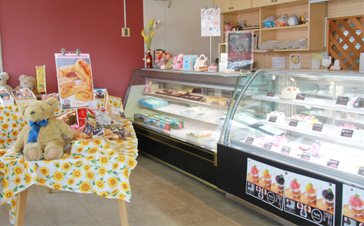 滝沢市にある店舗では洋菓子やケーキなどが並びます。