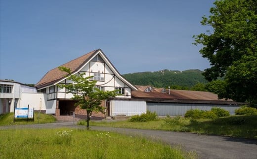 自然豊かな岩手県西和賀町の貝沢地区にある、ヘリオス酒造 沢内醸造所