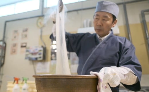 粘りある西和賀産わらび粉を使って、わらび餅を練るのは力のいる手しごとです