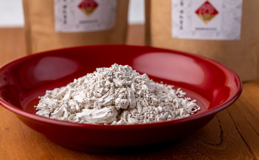 西和賀産のわらび粉は、町の特産物「西わらび」の根茎からわずか5％しか採れない希少品。雪のような白さが特徴です。