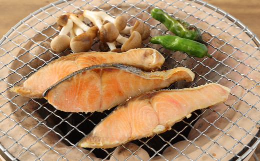 【北海道産原材料使用】中辛口秋鮭切身16切 合計約0.96kg