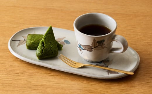 フィナンシェ：嬉野茶　三根緑茶園の新鮮な嬉野茶を用いた抹茶の様なフィナンシェ。（菓子以外の品は返礼品に含まれておりません）
