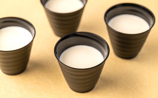 西和賀町の特産品のわらび粉と、同じく西和賀産の新鮮な牛乳を使用