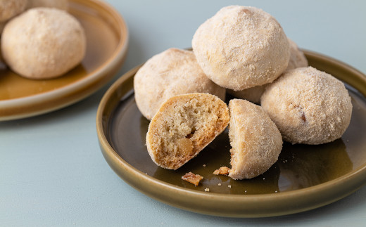 上品な和三盆をまとって、中には香ばしいクルミが入ったそば粉クッキー