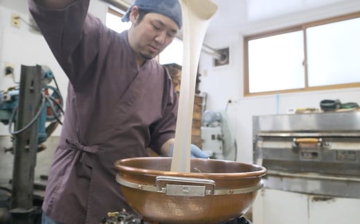 ３代目の正道さんはわらび餅名人、家族で協力してお菓子作りをしています