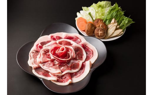 画像は猪肉500gを盛り付けたものです。※野菜はセットに含まれません。