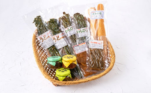 自然豊かな西和賀町の山の恵みをたっぷりと。山菜や野菜の漬物や味噌など、人気の品１０点をお届けします
