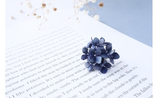 紫陽花  濃藍 革花タックピン･ラペルピン