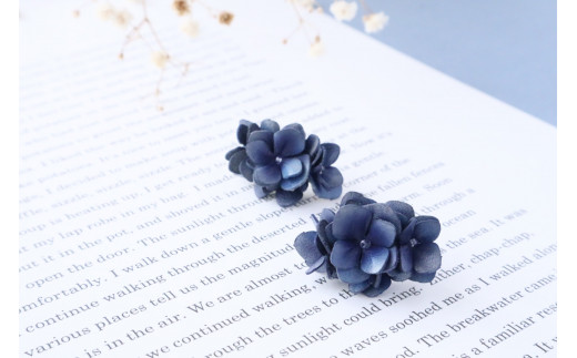 紫陽花  濃藍 革花ピアス･イヤリング