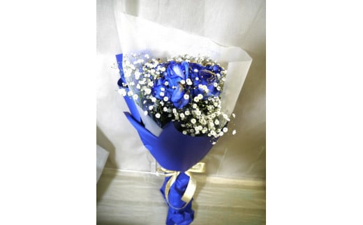 青いゴールドラメバラ10本とカスミソウの花束