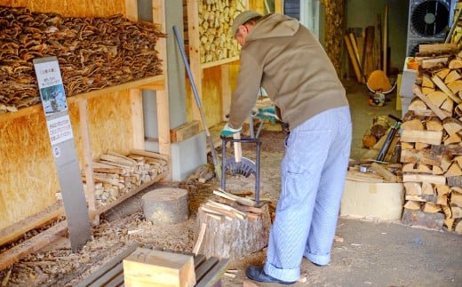 SANBE BURGERでは伐採された広葉樹を店舗下に運び入れ、スタッフの手で目的に応じた薪づくりをしています。