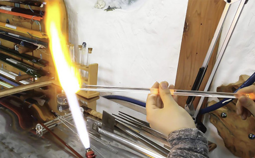 酸素バーナーで高温の炎を作り、耐熱ガラスを溶かし制作しています。