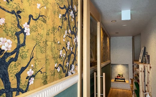 一階玄関入口、桜木の絵が描かれた壁面空間でお迎えします。
